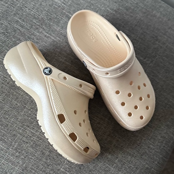 Crocs Womens Classic Platform Clog - Picture 2 of 4